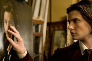 Natáčí se seriál na motivy románu Obraz Doriana Graye. Diváci se bouří proti kontroverzní změně